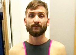 Румын на концерте украл 53 телефона с помощью сексуального женского купальника 