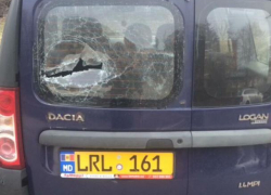 Автомобили следователей полиции Чекан закидали камнями