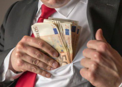 Крупную взятку от жены подсудимого за помощь в суде получил житель столицы 