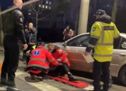 И снова BMW - в столице девушка попала под колеса немецкой иномарки прямо напротив президентуры