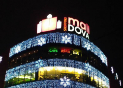 Коварная подземная ловушка у торгового центра сорвала новогодний шоппинг жительницы Кишинева