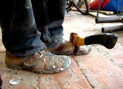 Под Теленештами парень почти отрубил ноги друга топором из-под кровати