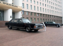 Лимузины первых молдавских президентов выставлены перед зданием парламента