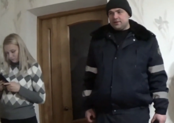 Влиятельный бизнесмен вынуждает три семьи продать жилье, терроризируя их похоронной музыкой