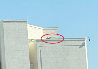 Фото снайпера на крыше администрации президента РМ - те, кто в центре города, вы на мушке