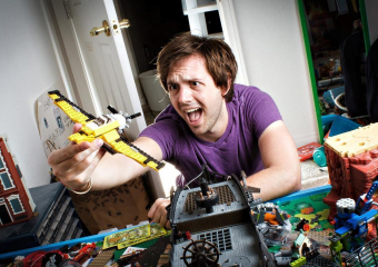 В Бендерах муж сломал челюсть жене после игры в детский конструктор