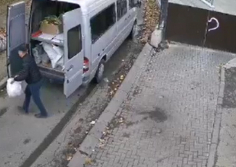 Безграничная невоспитанность: мужчина стоял рядом с мусоркой, но изгадил все вокруг