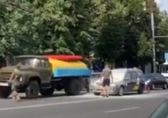 В Кишиневе водитель ЗиЛ-а пришел на помощь горящему таксисту