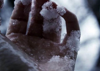 До смерти замерзшую жену обнаружил под соседским забором житель Фалешт