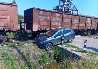 В Шолданештском районе поезд столкнулся с автомобилем на переезде