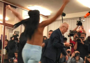 Нападение украинки с обнаженной грудью на президента Чехии в исторический момент сняли на видео