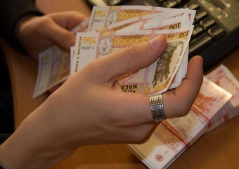 Курам на смех: даже в самых прибыльных отраслях зарплата молдаван составила меньше 1000 долларов 