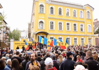 Тысячи людей собрались у Конституционного суда в защиту демократии и правового государства