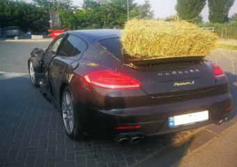 Porsche, столкнувшись в Чимишлии, "искупался" в сене