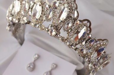 Серьги, короны, ожерелья 
