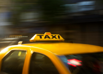 Таксисты требуют учитывать время в пробках при заказах через приложения