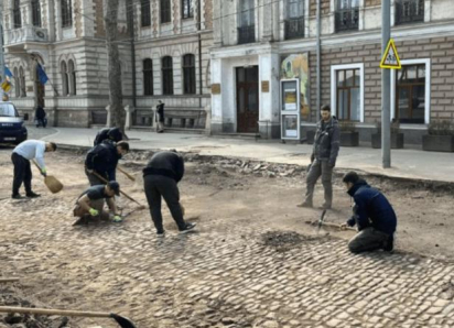 Когда сделают дорогу на 31 августа? Скандал из-за брусчатки