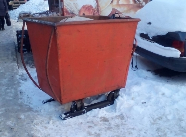 В одном из дворов столицы мусорные урны поставили на лыжи