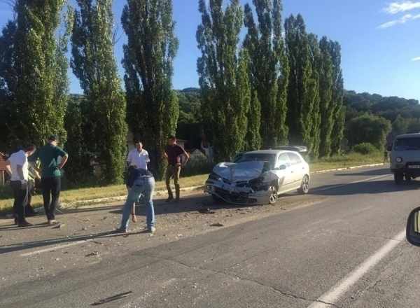 На выезде из Кишинева столкнулись два автомобиля