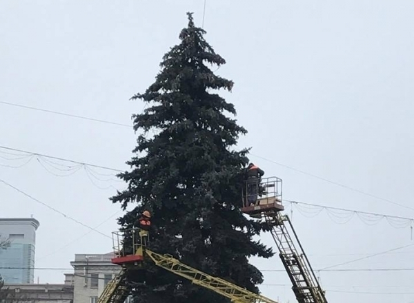 В Кишиневе начали украшать главную новогоднюю елку