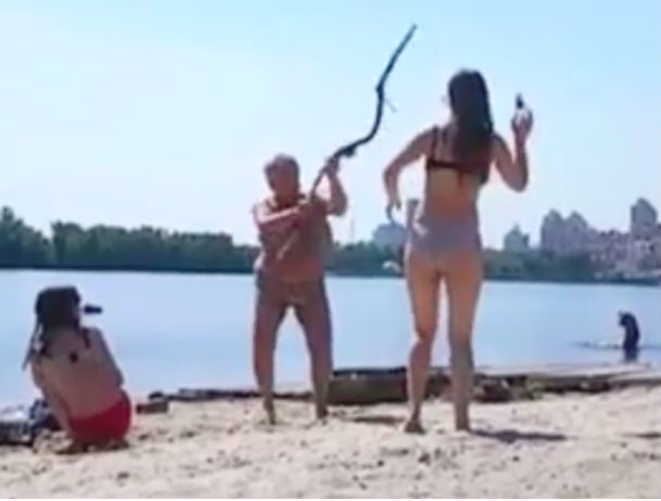 «Проститутки»: девушек на киевском пляже избила палкой разъяренная женщина
