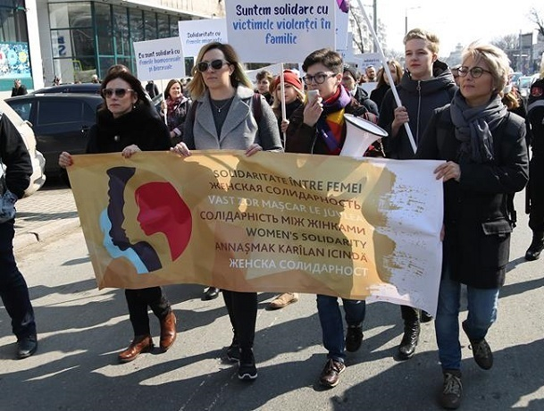 Марш против сексизма и цветов совершили феминистки в Кишиневе