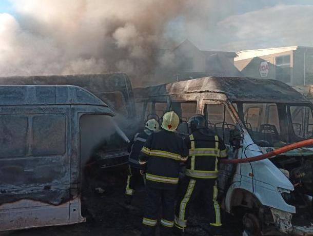 В субботнем пожаре на Чеканах сгорело 8 машин