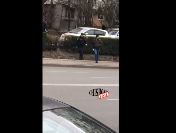 Штраф пешеходу - нарушитель вырывался из цепких рук полицейского