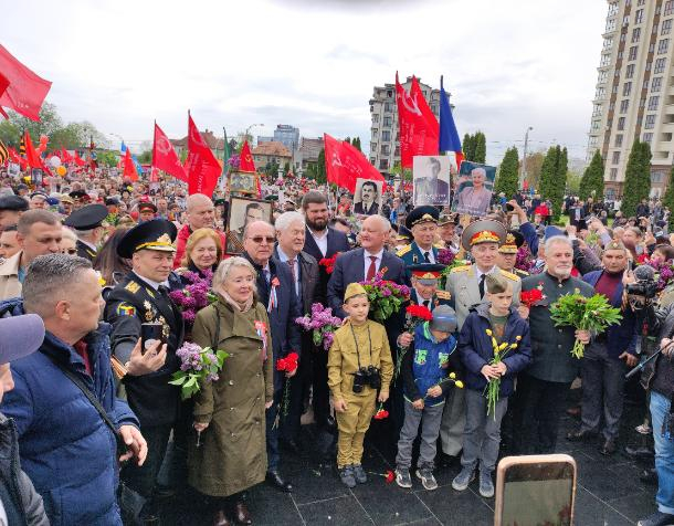 Додон, Воронин и посол России возложили цветы к Мемориалу Победы