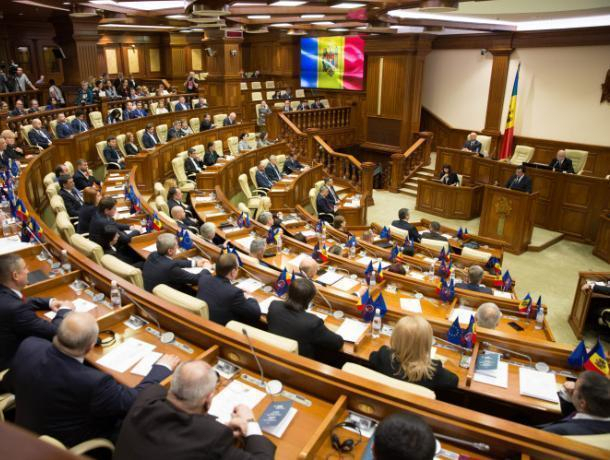 Депутат PAS потребовала говорить в парламенте только на государственном языке