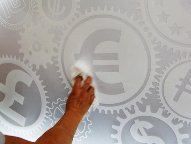 Евро падает, доллар продолжает расти: курсы валют на понедельник