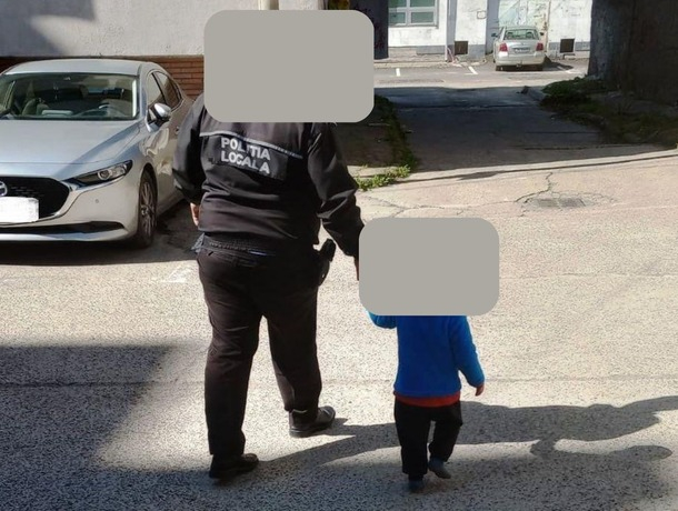 Двухлетний ребенок из Молдовы шел босиком и один по улице в Румынии