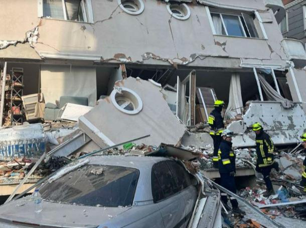 Молдавские спасатели продолжают работать под завалами в Турции