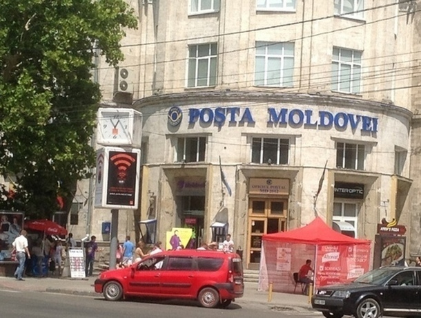 «Почта Молдовы» подала в суд на своего сотрудника за затопление помещений во время дождя