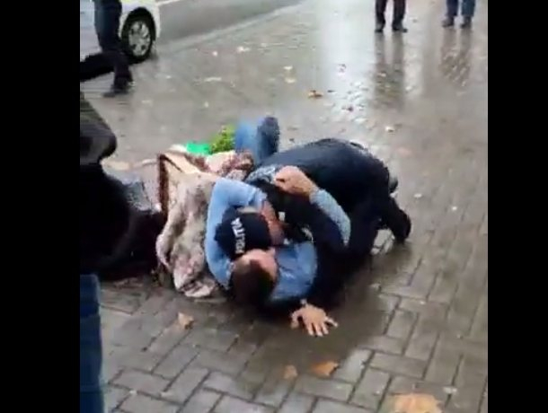 Мужчина подрался с полицейским на улице Кишинева