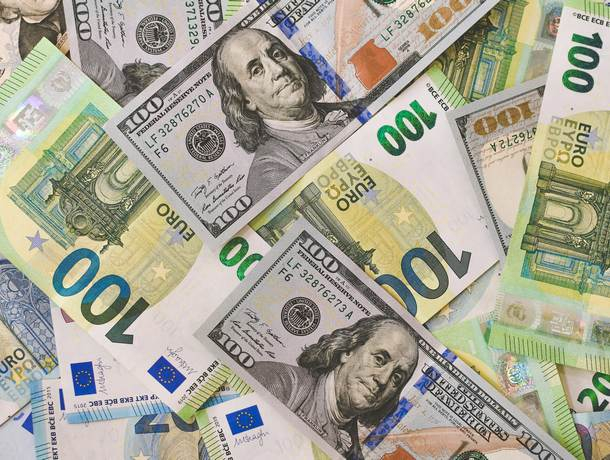 Евро пошел в рост, доллар слегка притормозил: курсы валют на понедельник