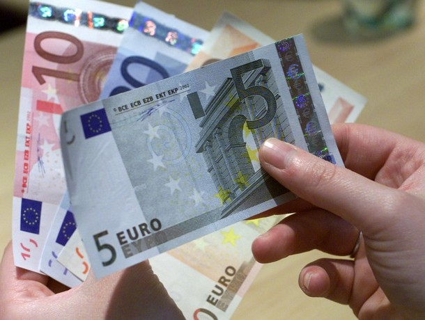 Евро резко подорожал и обошел в цене доллар США: курсы валют на понедельник