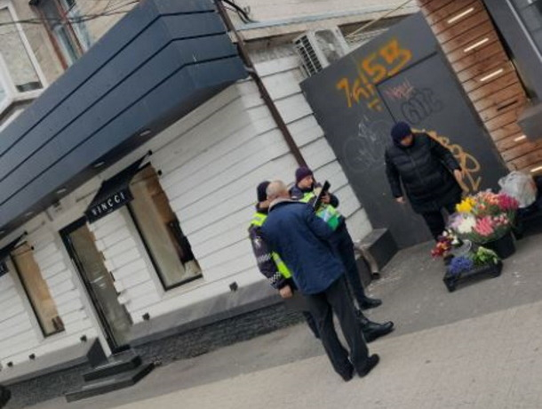 В преддверии 8 марта полиция гоняет бабушек с цветами и составляет на них протоколы