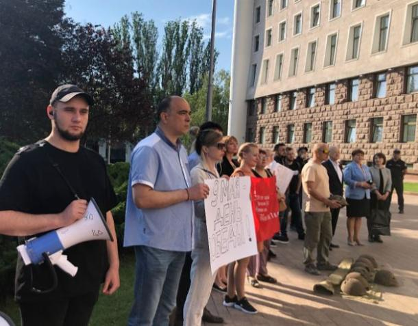 Активисты протестуют у парламента против переименования Дня Победы