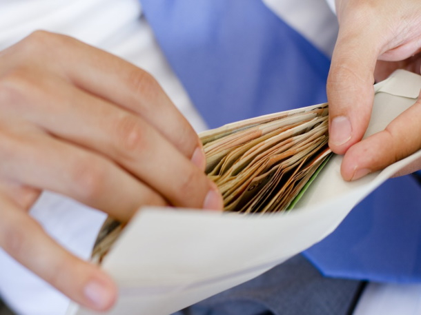 Зарплаты «в конвертах» нервируют Налоговую инспекцию и минфин