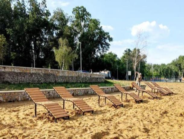 На пляже в парке «Ла Извор» появились лежаки для желающих позагорать
