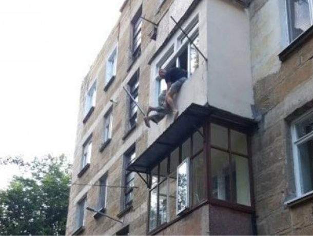 В Кишиневе пенсионер хотел выброситься с балкона