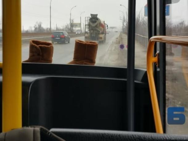 Кондуктор столичного автобуса сушит сапоги прямо на панели у лобового стекла