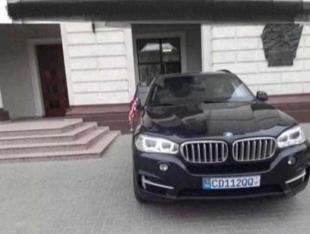 «Как попало» - посол США по-барски припарковал свой лимузин перед Генпрокуратурой