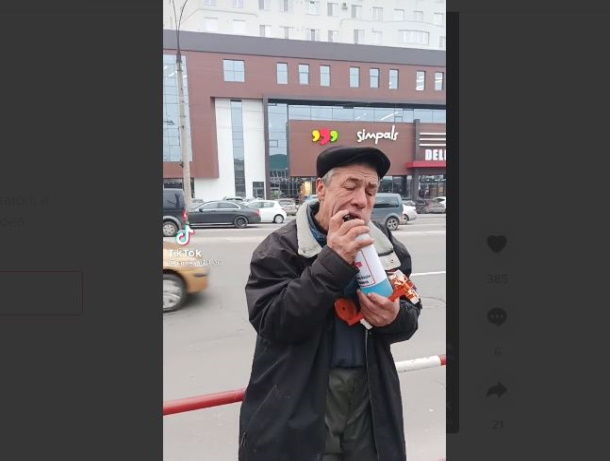 В Кишиневе алкаш украл целую бутылку дезинфектора из троллейбуса и сразу ее «оформил»