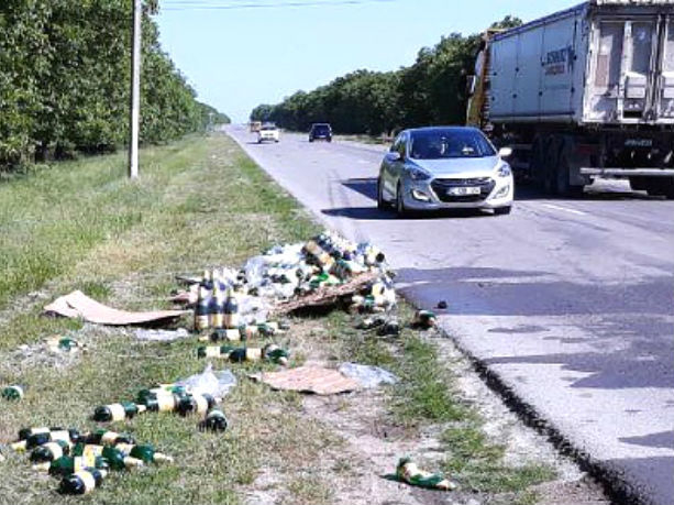 Алкогольный курьез под Комратом: водитель грузовика потерял 900 бутылок пива