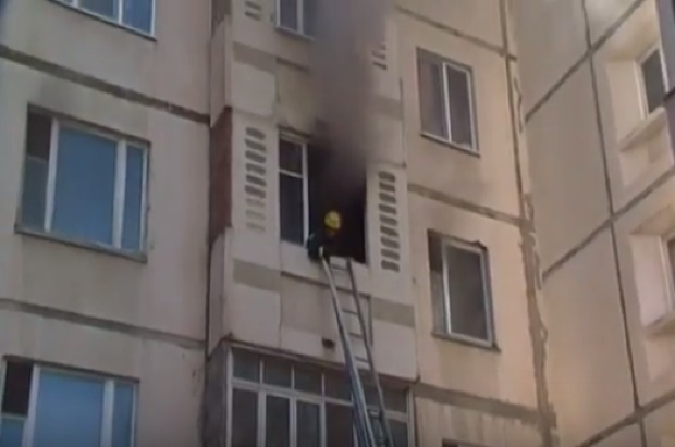 В Бельцах мужчина оказался заблокированным в горящей квартире