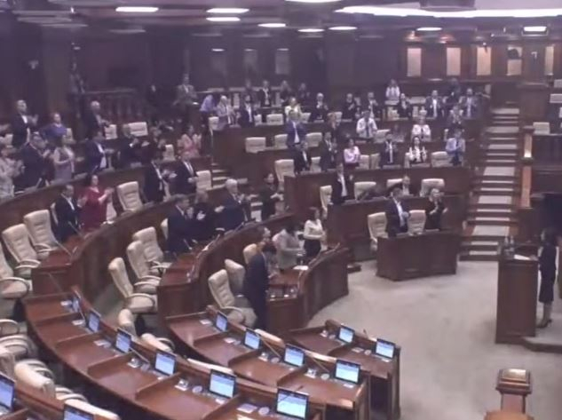 PAS-овцы стоя хлопали 40-минутному выступлению Санду в парламенте