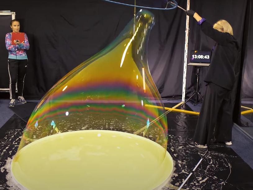 Полезнейший рекорд Гиннесса. Самый большой в мире мыльный пузырь теперь принадлежит Молдове