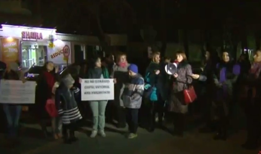 Перед Управлением образования муниципия Кишинев протестуют родители